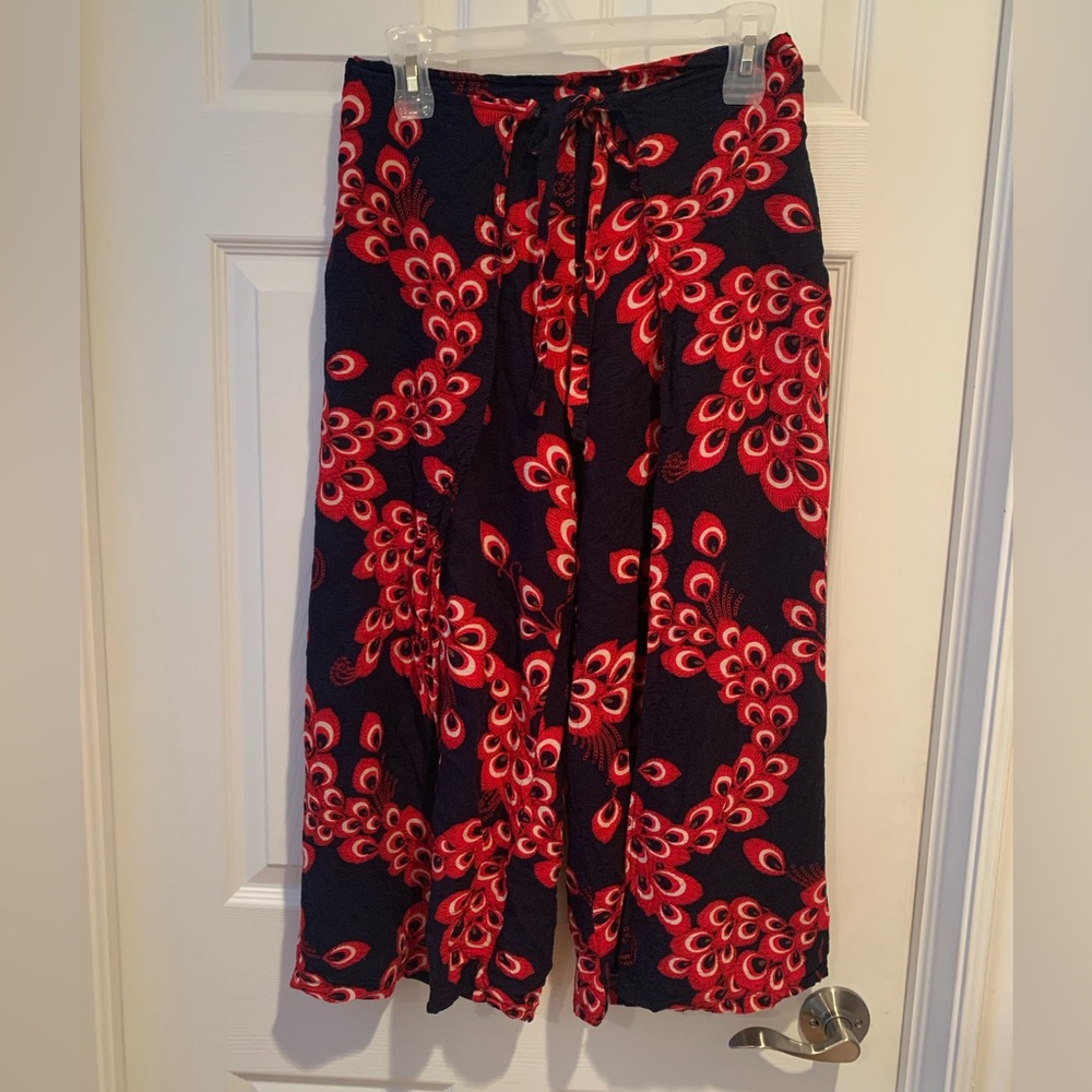 Red and Blue Patterned Wide Leg Capri Pants with Wrap